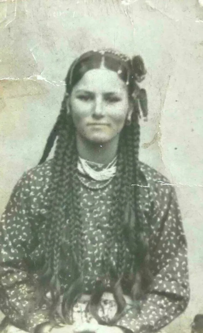 Photos du passe qui resonnent encore aujourdhui - #10 Mon arrière-grand-mère dans les années 40 en Bulgarie du Nord, dans la vingtaine