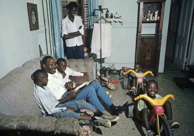 Photos du passe qui resonnent encore aujourdhui - #17 Une famille à Harlem dans les années 70 dans leur appartement de deux pièces