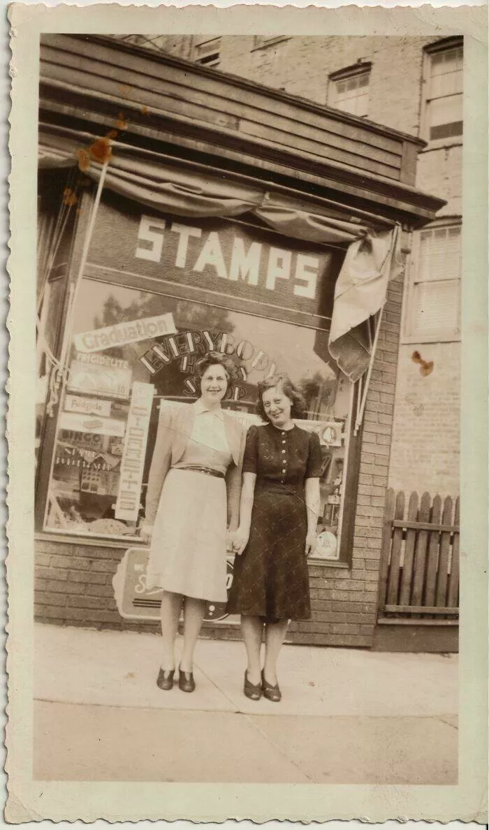 Photos du passe qui resonnent encore aujourdhui - #18 Ma grande-tante Jeanne et sa compagne Anne devant leur boutique à Philadelphie, 1940