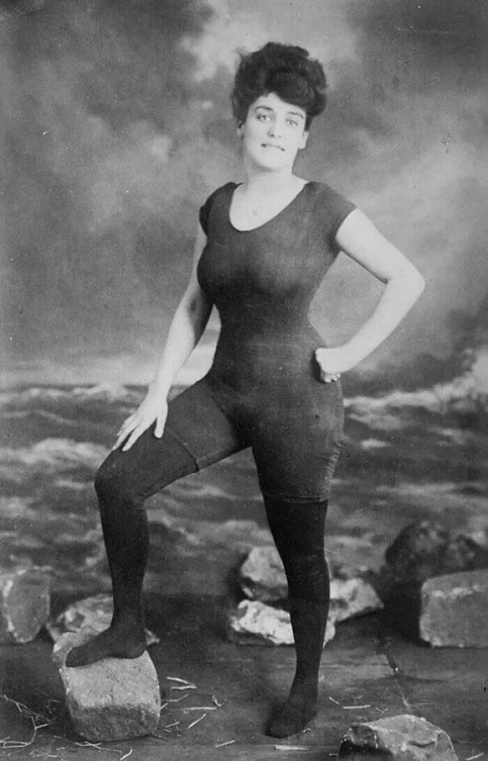 Photos du passe qui resonnent encore aujourdhui - #19 Annette Kellerman s’est battue pour le droit des femmes à porter un maillot une-pièce en 1907 — elle fut arrêtée pour cela