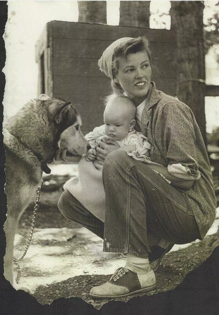 Photos du passe qui resonnent encore aujourdhui - #21 Une photo douce de 1957 avec ma grand-mère et mon père enfant