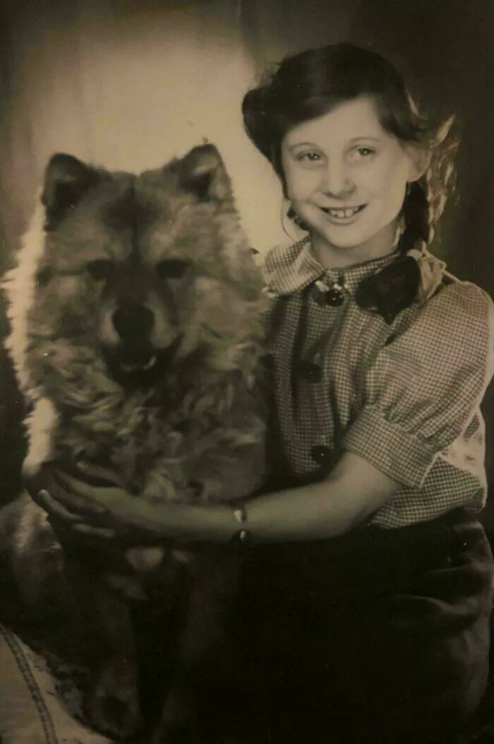 Photos du passe qui resonnent encore aujourdhui - #25 Ma grand-mère avec son chien, photo prise en Allemagne en 1939