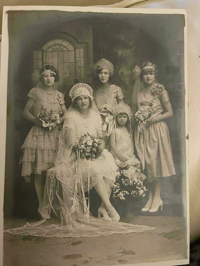 Photos du passe qui resonnent encore aujourdhui - #29 À gauche sur la photo : ma grand-mère à 16 ans