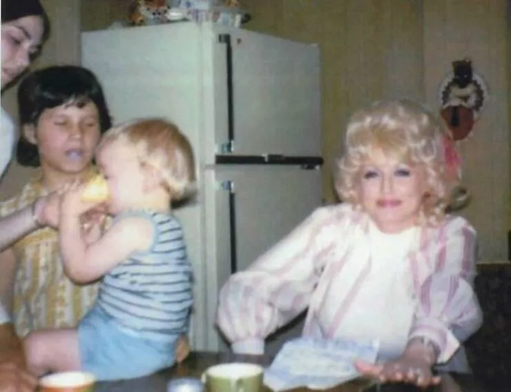 Photos du passe qui resonnent encore aujourdhui - #31 Photo d’enfance retrouvée : moi buvant du lait à côté de Dolly Parton, vers 1973-1974