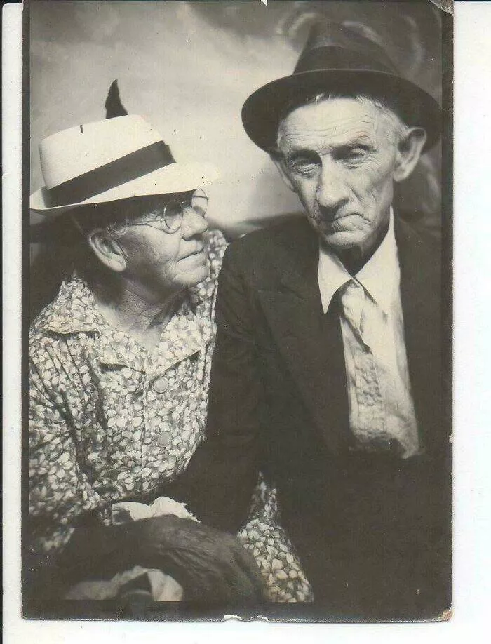Photos du passe qui resonnent encore aujourdhui - #39 Vers 1950 : mes arrière-arrière-grands-parents dans un photomaton à la foire