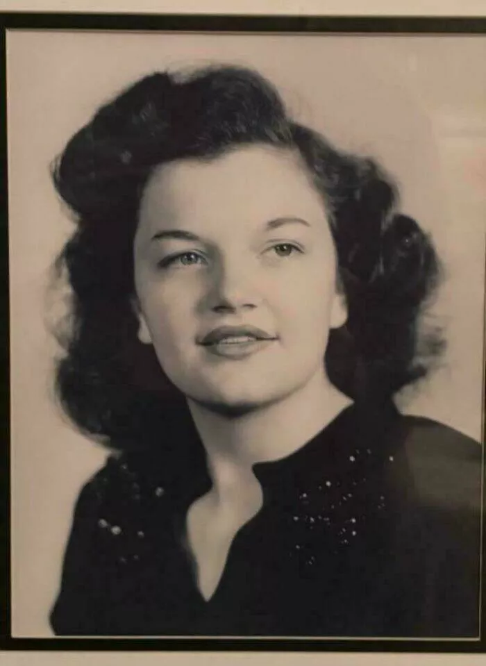 Photos du passe qui resonnent encore aujourdhui - #4 Ma grand-mère est en soins palliatifs à 93 ans — Elle m’a élevé·e avec amour. J’espère avoir la force de traverser cette période