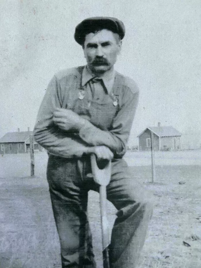 Photos du passe qui resonnent encore aujourdhui - #41 Mon grand-père sur sa ferme dans le Dakota du Sud — immigré de Hongrie, j’ai encore sa pelle
