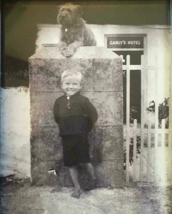 Photos du passe qui resonnent encore aujourdhui - #42 Mon grand-père avec son chien et un petit papillon en Irlande, fin des années 20