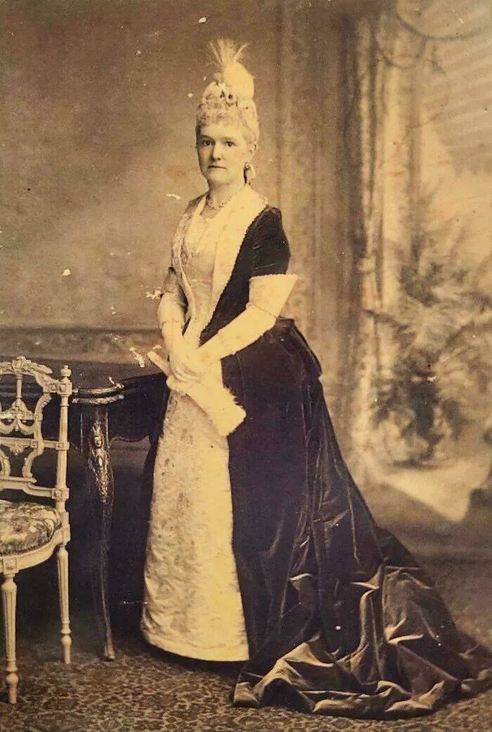 Photos du passe qui resonnent encore aujourdhui - #45 Mon arrière-arrière-grand-mère habillée pour un bal dans les années 1860