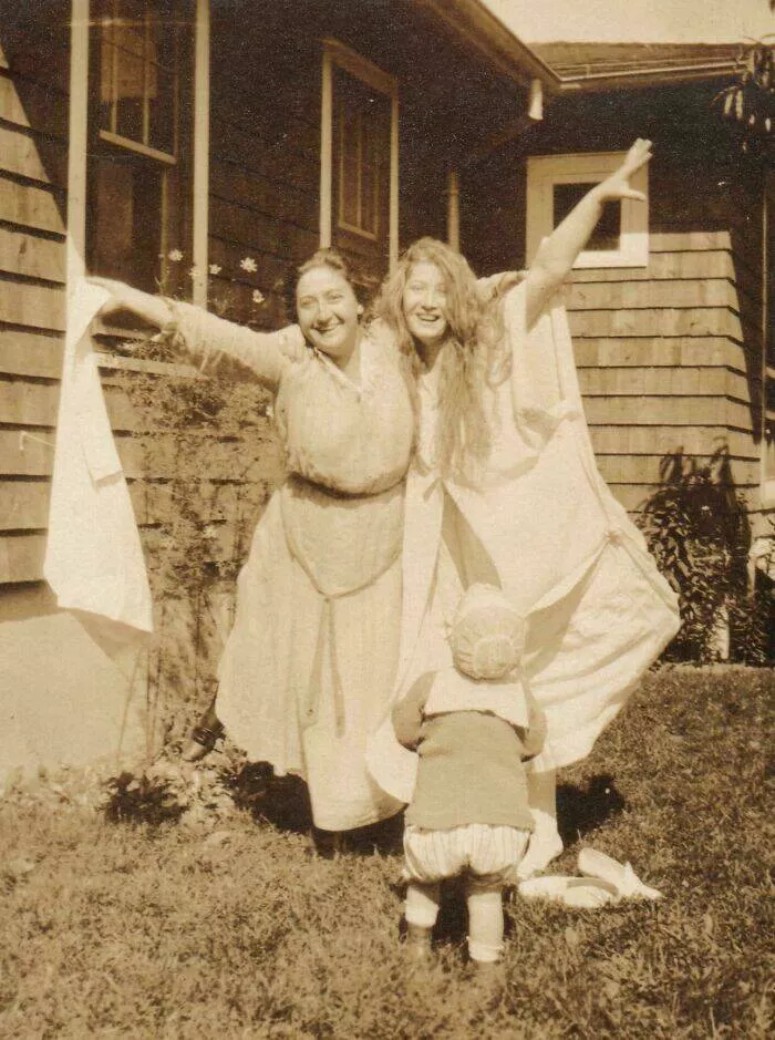 Photos du passe qui resonnent encore aujourdhui - #9 Vers 1917 : Mon arrière-grand-mère et sa sœur avec ma grand-mère enfant — leur joie de vivre est héréditaire