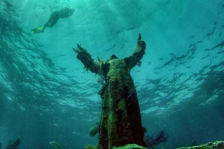 Les mysteres etranges reveles par locean - #14 Statue du Christ sous l’eau, visible à Key Largo en Floride