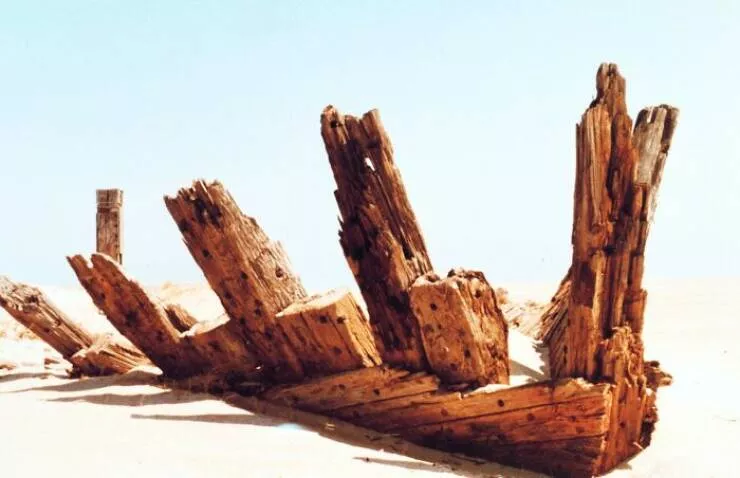 Les mysteres etranges reveles par locean - #17 Les côtes de la Caroline du Nord, 1973 — les ossements d’un ancien navire reposant dans le “cimetière de l’Atlantique”