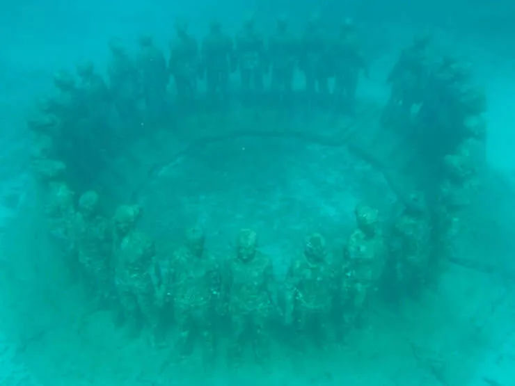 Les mysteres etranges reveles par locean - #7 Ces sculptures sous-marines font partie d’une exposition artistique à Molinere