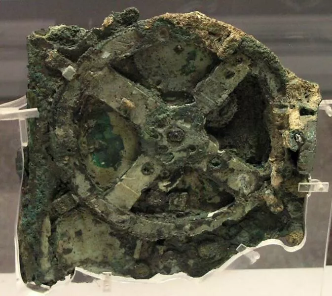 Les mysteres etranges reveles par locean - #9 Découvert près de l’île d’Anticythère en 1901, ce mécanisme antique suivait les éclipses, les étoiles et les jeux panhelléniques