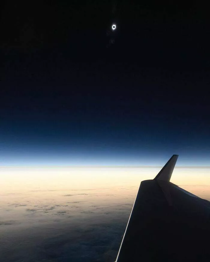 Photos insolites qui revelent le monde sous un autre angle - #14 Éclipse Solaire Photographiée Depuis Un Avion En Vol Photos insolites qui revelent le monde sous un autre angle - #14 Éclipse Solaire Photographiée Depuis Un Avion En Vol