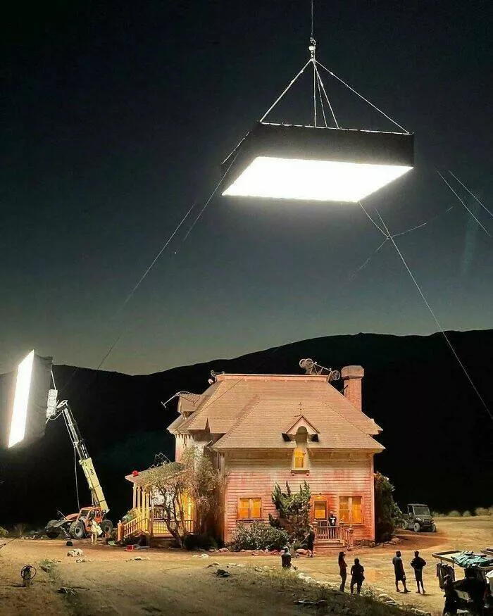 Photos insolites qui revelent le monde sous un autre angle - #18 Derrière Les Coulisses : L’Éclairage Du Film Nope De Jordan Peele Photos insolites qui revelent le monde sous un autre angle - #18 Derrière Les Coulisses : L’Éclairage Du Film Nope De Jordan Peele