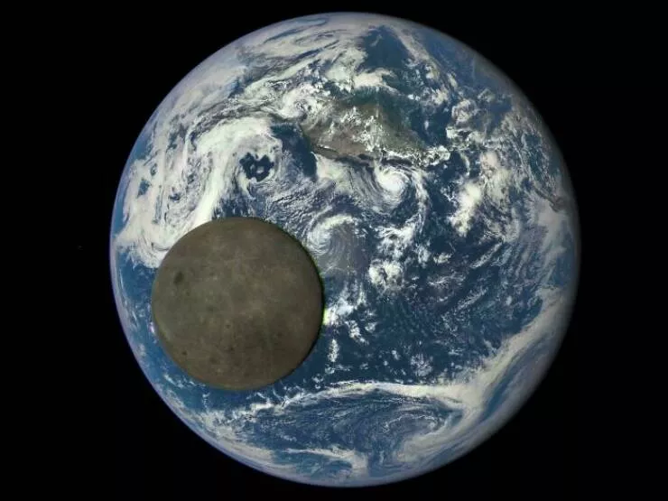 Photos insolites qui revelent le monde sous un autre angle - #2 Rare Vue De La Face Cachée De La Lune Passant Devant La Terre Depuis Le Satellite DSCOVR Photos insolites qui revelent le monde sous un autre angle - #2 Rare Vue De La Face Cachée De La Lune Passant Devant La Terre Depuis Le Satellite DSCOVR