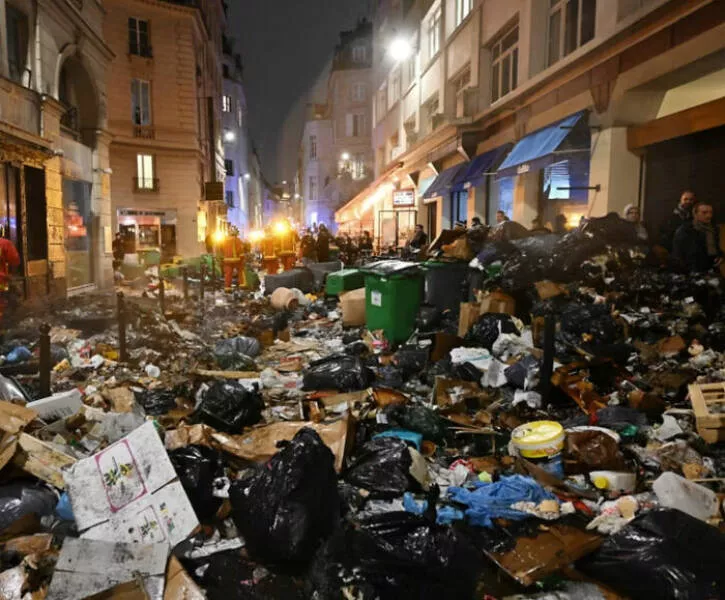 Extraordinary images showing the world from a new perspective - #28 Paris Street Overflowing With Trash During Garbage Workers’ Strike