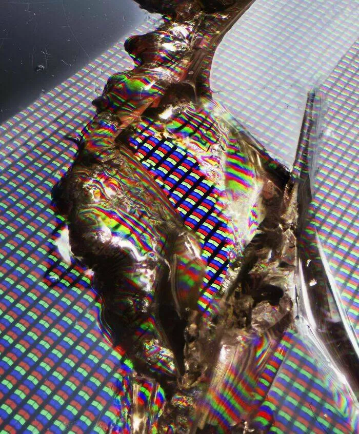 Sexy closeups of ordinary things - #15 Smartphone Crack Reveals Crystal-Like Patterns Up Close