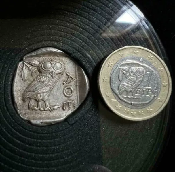Ah bon je ne my attendais pas - #11 Pièce en euro grecque rend hommage aux anciennes monnaies