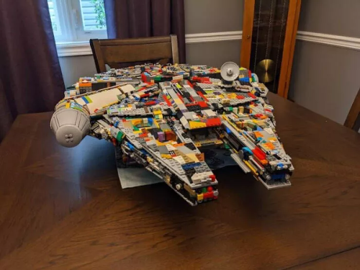 Ah bon je ne my attendais pas - #9 Fan reconstruit le Faucon Millenium LEGO sans rien acheter