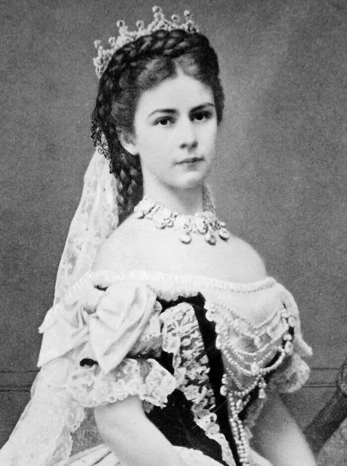 Personnages historiques etonnamment seduisants selon les standards daujourdhui - #12 Élisabeth d’Autriche : L’icône impériale surnommée Sissi