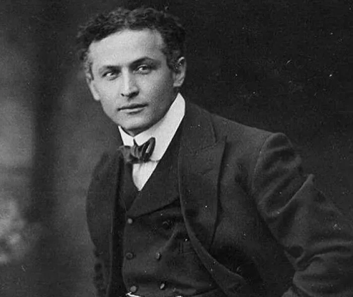 Personnages historiques etonnamment seduisants selon les standards daujourdhui - #16 Harry Houdini : Maître légendaire de l’évasion