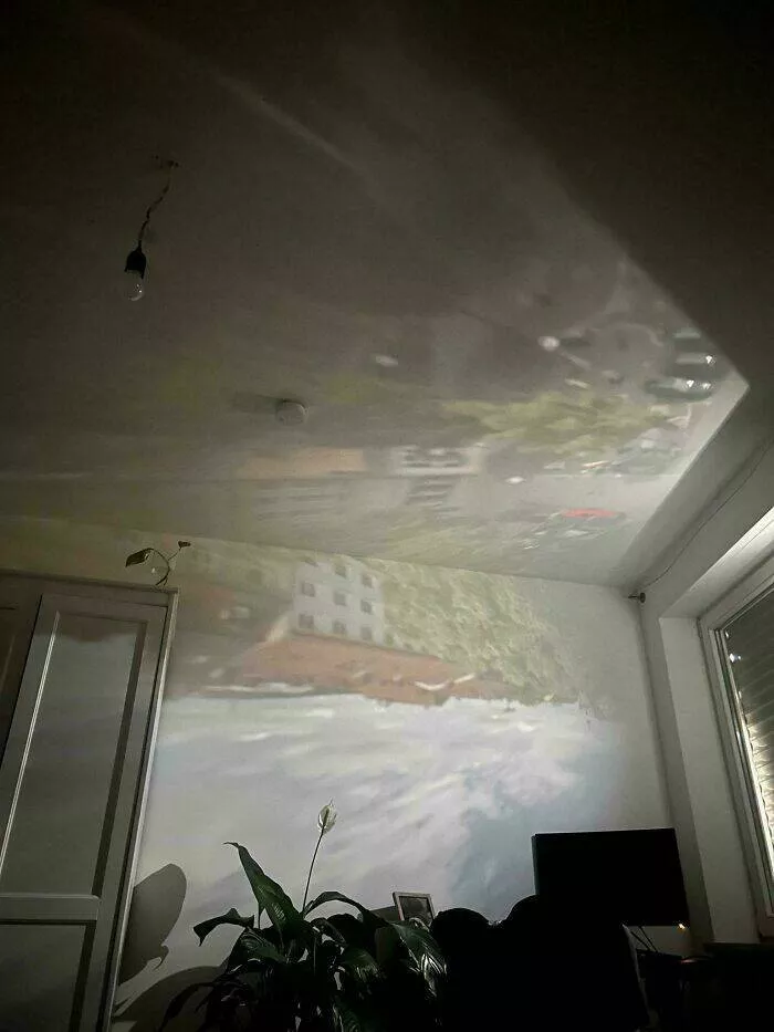 These 75 stunning photos are totally real no edits - #14 Sun Creates City Silhouette Through Window At Golden Hour