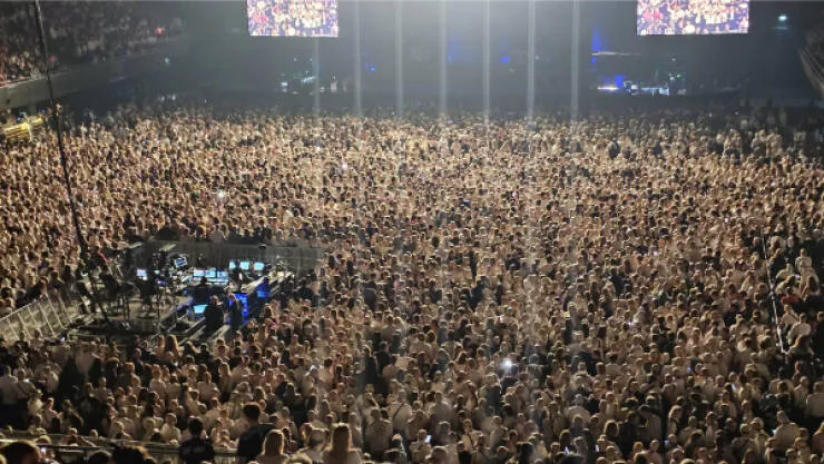 Photos stylees qui meritent quon sy attarde - #5 Têtes chauves en masse lors d’un concert de Pitbull