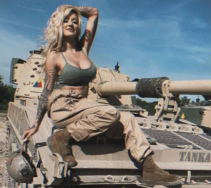 Guns girls a striking and bold pairing - #11 