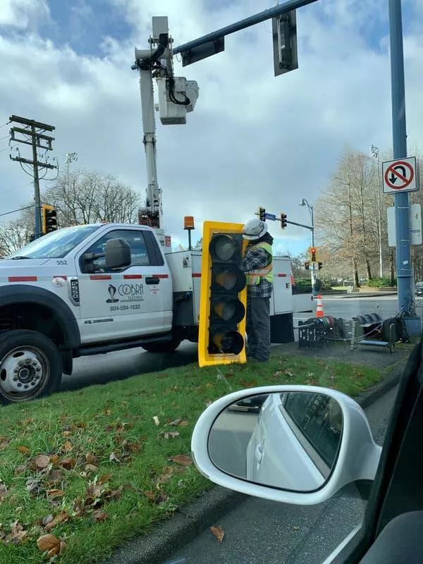 Astonishing wonders truly unbelievable and captivating shots - #11 How Big Are Traffic Lights? This Photo Shows It Clearly