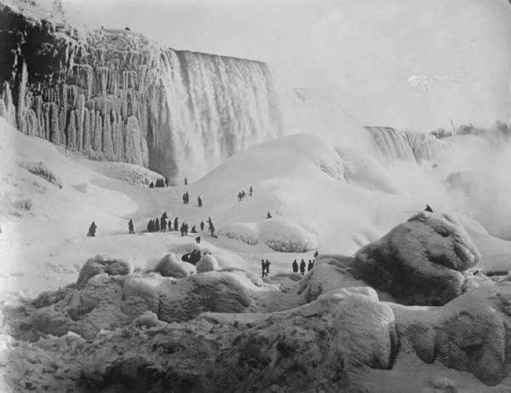 Merveilles stupefiantes des images incroyables et fascinantes - #13 Les chutes du Niagara complètement gelées en 1883