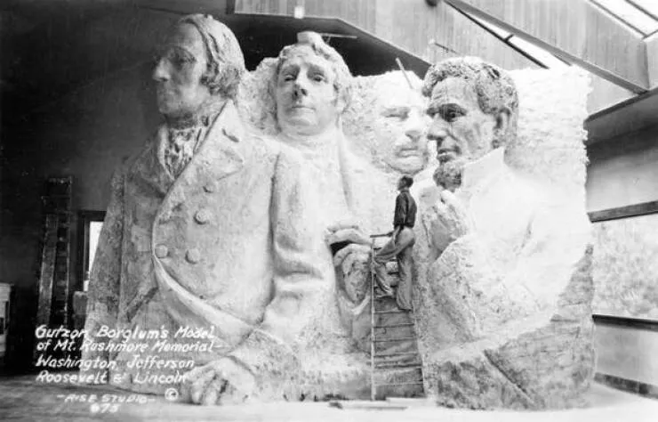 Merveilles stupefiantes des images incroyables et fascinantes - #17 Modèle original du Mont Rushmore par Gutzon Borglum dévoilé