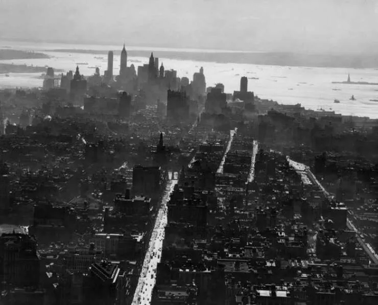 Astonishing wonders truly unbelievable and captivating shots - #19 Downtown Manhattan View From Empire State Building In 1931