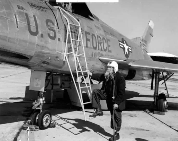 Astonishing wonders truly unbelievable and captivating shots - #27 Civil War Veteran Bill Lundy Photographed With Jet In 1955