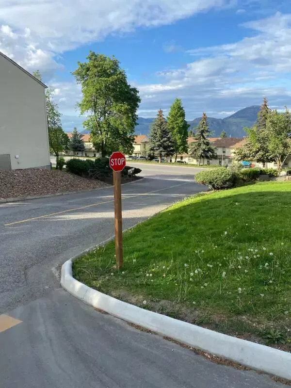 Astonishing wonders truly unbelievable and captivating shots - #37 Stop Sign Size Comparison Shows Just How Tiny They Can Be
