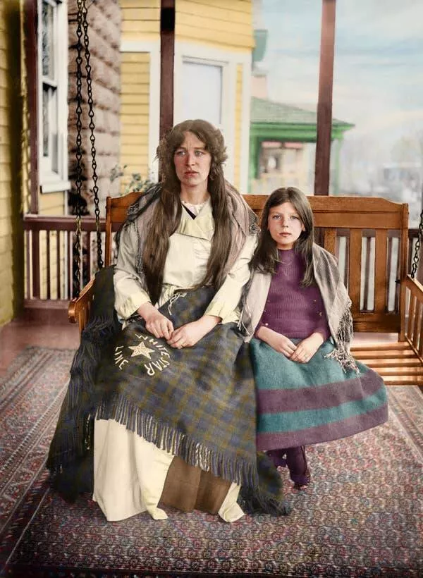 Merveilles stupefiantes des images incroyables et fascinantes - #5 Charlotte et Marjorie Collyer, survivantes du Titanic en 1912
