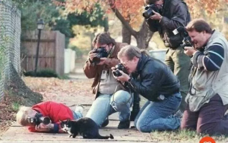 Old school moments that didnt age well - #11 Paparazzi Snapped Clinton’s Cat “Socks” In 1992
