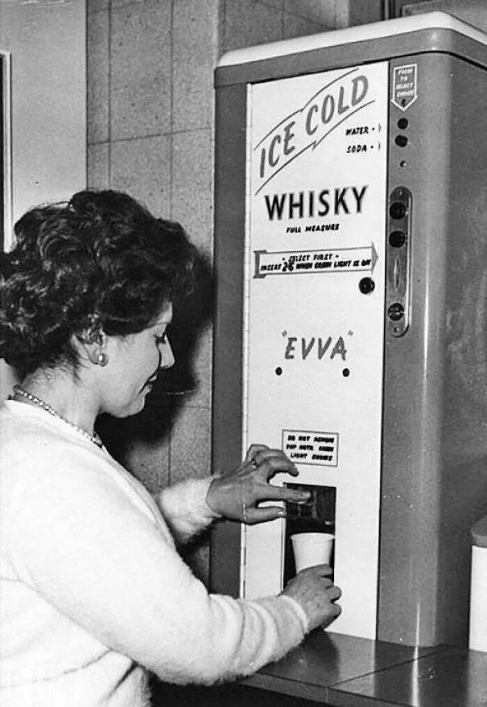 Moments vintage qui ont tres mal vieilli - #3 Distributeur de whisky automatique en 1960