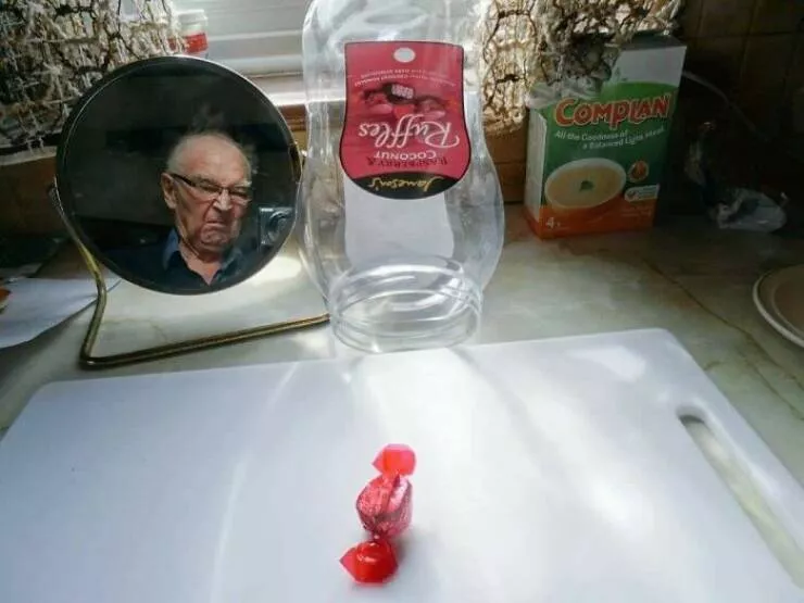 Internet reste un grand nimporte quoi hilarant - #14 Mon grand-père a fini la boîte de chocolats et m’a envoyé une preuve