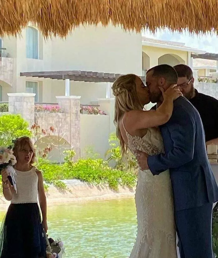 Internet reste un grand nimporte quoi hilarant - #32 Ma nièce n’a pas kiffé le premier baiser au mariage