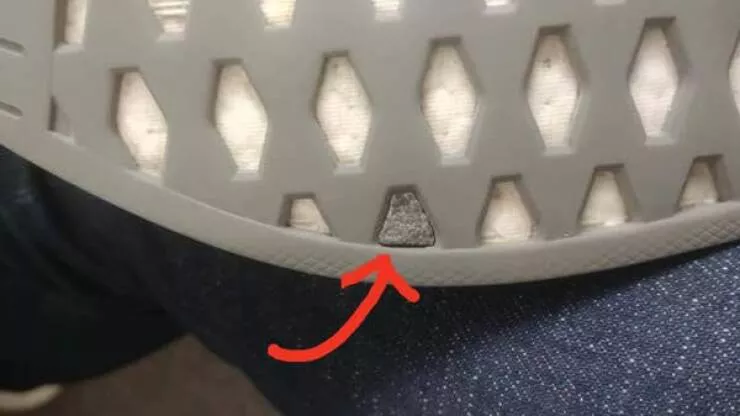 Coincidences reelles qui defient la logique - #10 Petit caillou parfaitement coincé dans la semelle de chaussure