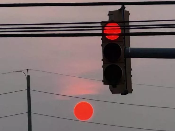 Coincidences reelles qui defient la logique - #7 Feu rouge et soleil parfaitement alignés—effet hypnotisant