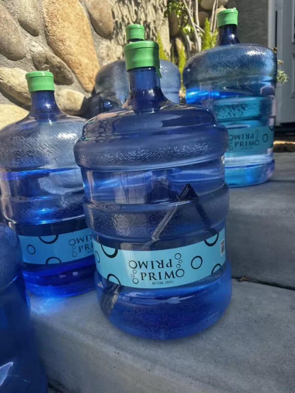 Quand les journees tournent au cauchemar - #13 Bouteille d’eau scellée avec des pinces en métal à l’intérieur