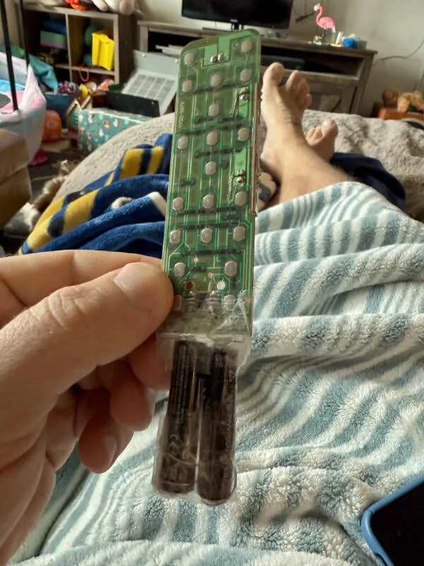 Quand les journees tournent au cauchemar - #17 Mon fils a “amélioré” la télécommande, au moins elle marche encore