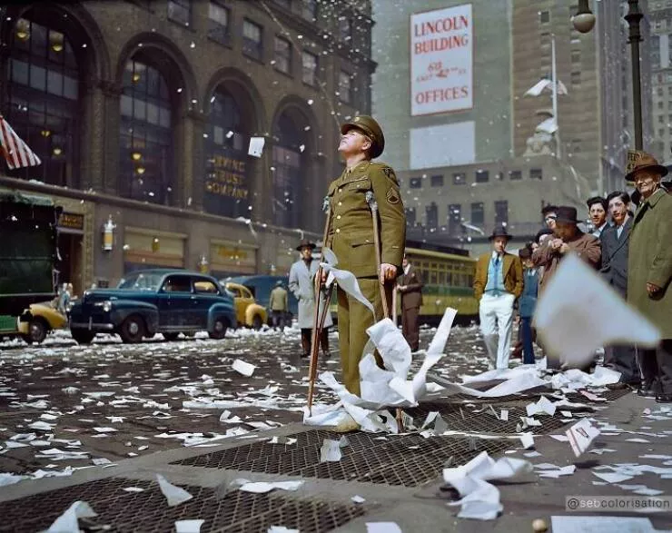 Le passe reprend vie en couleurs eclatantes - #1 Fin de la guerre 39-45 : Arthur Moore, vétéran blessé, observe la pluie de confettis à New York, août 1945