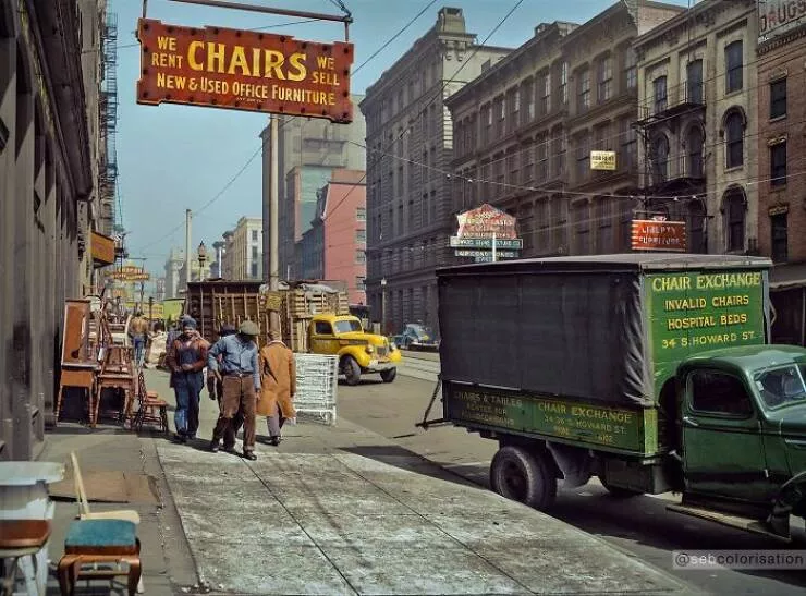 Le passe reprend vie en couleurs eclatantes - #24 Camions sur le marché de gros à Baltimore, rue South Howard, 1943—photo de John Vachon