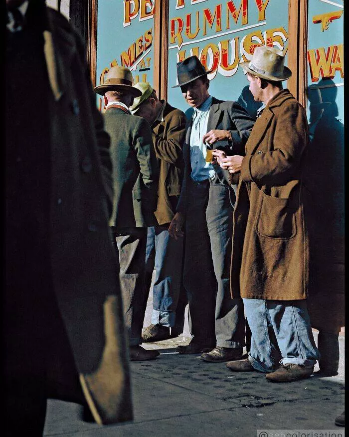 Le passe reprend vie en couleurs eclatantes - #25 Hommes au chômage à San Francisco, captés par Dorothea Lange en 1937