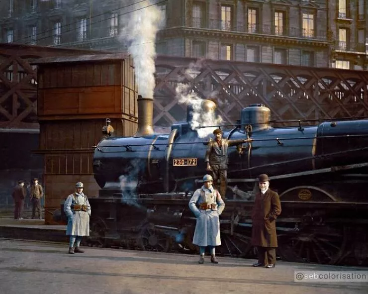 Le passe reprend vie en couleurs eclatantes - #26 Gare Saint-Lazare à Paris, foule en transit en 1920