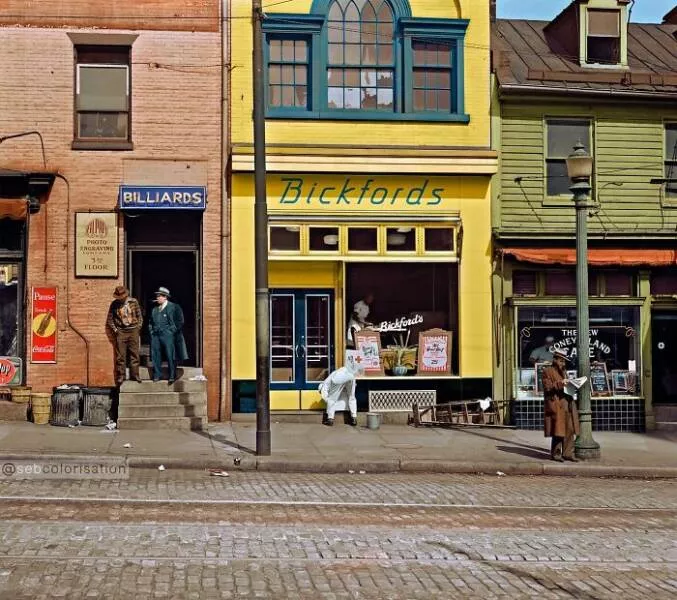 Le passe reprend vie en couleurs eclatantes - #28 Rue de Baltimore en 1943, scène photographiée par John Vachon